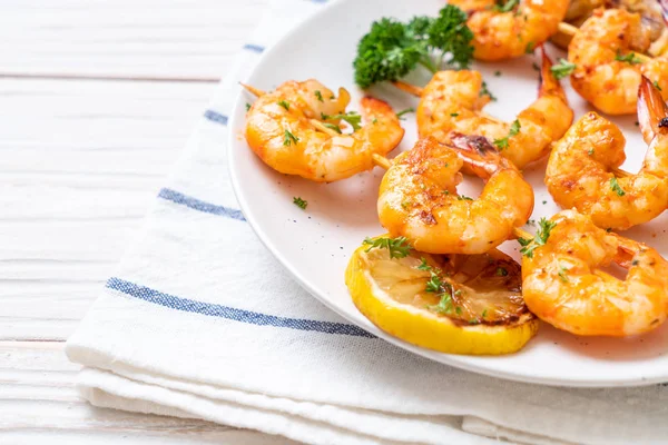 Limon - deniz ürünleri tarzı ile ızgara kaplan karides şiş