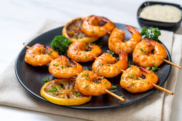 Limon - deniz ürünleri tarzı ile ızgara kaplan karides şiş