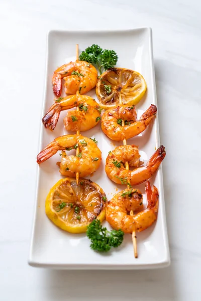 Limon - deniz ürünleri tarzı ile ızgara kaplan karides şiş