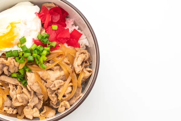 domuz eti pilav kasesi beyaz arka plan üzerinde - Japon yemekleri stil izole yumurta (Donburi) ile