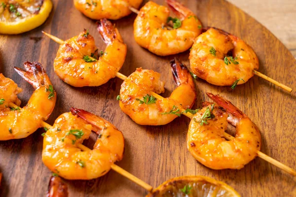 Limon - deniz ürünleri tarzı ile ızgara kaplan karides şiş