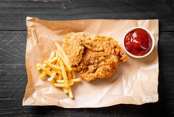 Kızarmış tavuk, patates kızartması ve nugget yemeği. Abur cubur ve sağlıksız yemek.