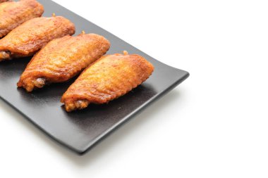 Beyaz arka plan üzerinde izole Barbekü tavuk kanadı