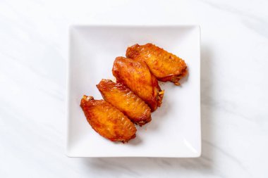 Barbekü tavuk kanadı sosu ile