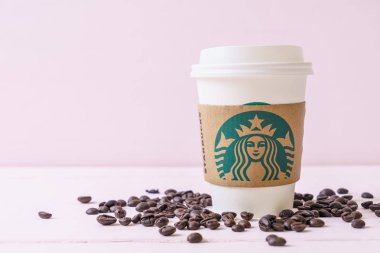 Bangkok, Tayland - 5 Haziran 2018: Beyaz kahve fincanı Starbucks logosu üzerinde tahta arka plan ile. Starbucks dünyanın en büyük kahve evi 61 ülke içinde 20.000'den fazla mağaza ile mi.