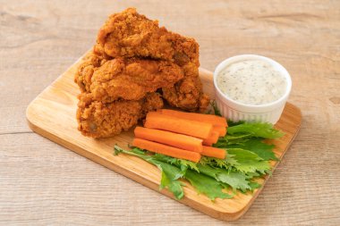 Sebzeli kızarmış tavuk kanadı.