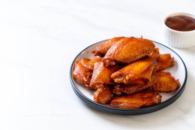 Barbekü tavuk kanadı sosu ile