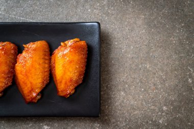 Barbekü tavuk kanadı sosu ile