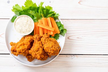 Sebzeli kızarmış tavuk kanadı.