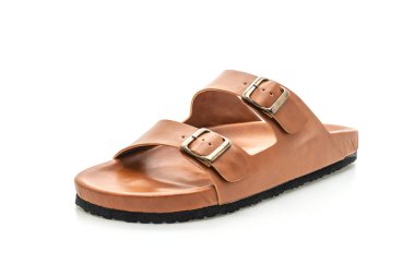 Erkekler beyaz arka plan üzerinde izole sandalet deri