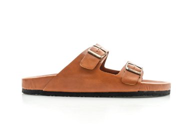 Erkekler beyaz arka plan üzerinde izole sandalet deri