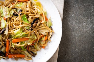 tavada kızartılmış yakisoba noodle sebzeli - vegan ve vejetaryen yiyecekler