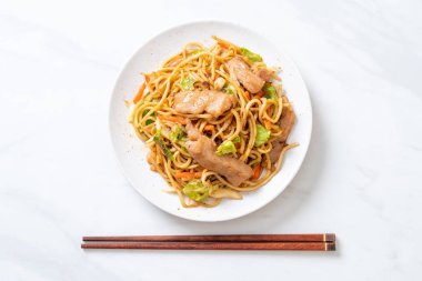 tavada kızartılmış yakisoba noodle pork - Asya gıda tarzı ile