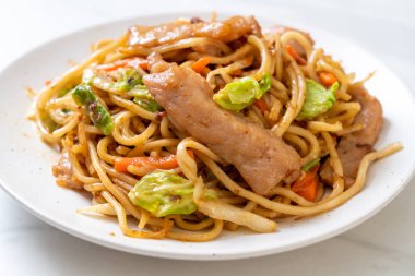 tavada kızartılmış yakisoba noodle pork - Asya gıda tarzı ile