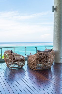 boş veranda sandalye ve masa deniz görünümü arka plan ile
