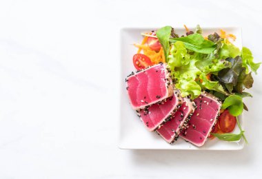 Taze ton balığı ve sebze salatası. Sağlıklı yemek.