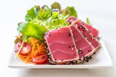 Taze ton balığı ve sebze salatası. Sağlıklı yemek.