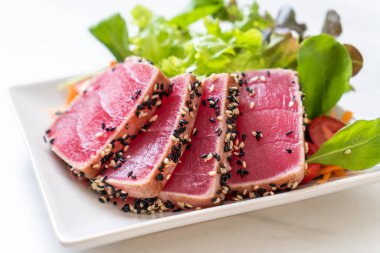 Taze ton balığı ve sebze salatası. Sağlıklı yemek.