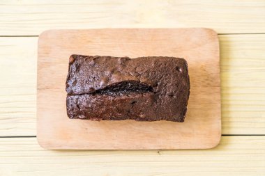ahşap zemin üzerine çikolatalı browni kek