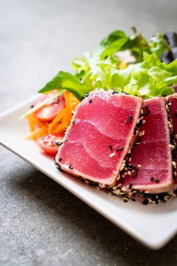 Taze ton balığı ve sebze salatası. Sağlıklı yemek.