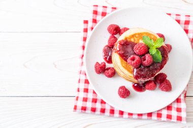 Taze ahududu ve frambuaz sos ile gözleme