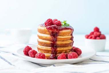 Taze ahududu ve frambuaz sos ile gözleme