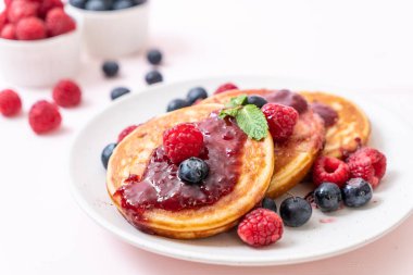 Taze ahududu ve yabanmersinli gözleme.