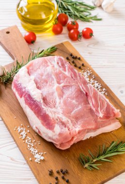 taze domuz ham filetosu ahşap tahta üzerinde