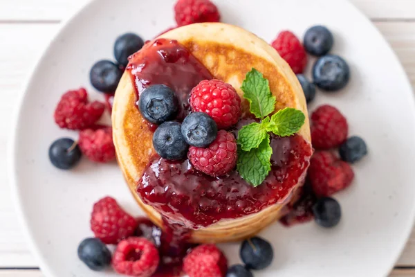 Souffle Pancake Fresh Raspberries Blueberries — Stock Photo, Image