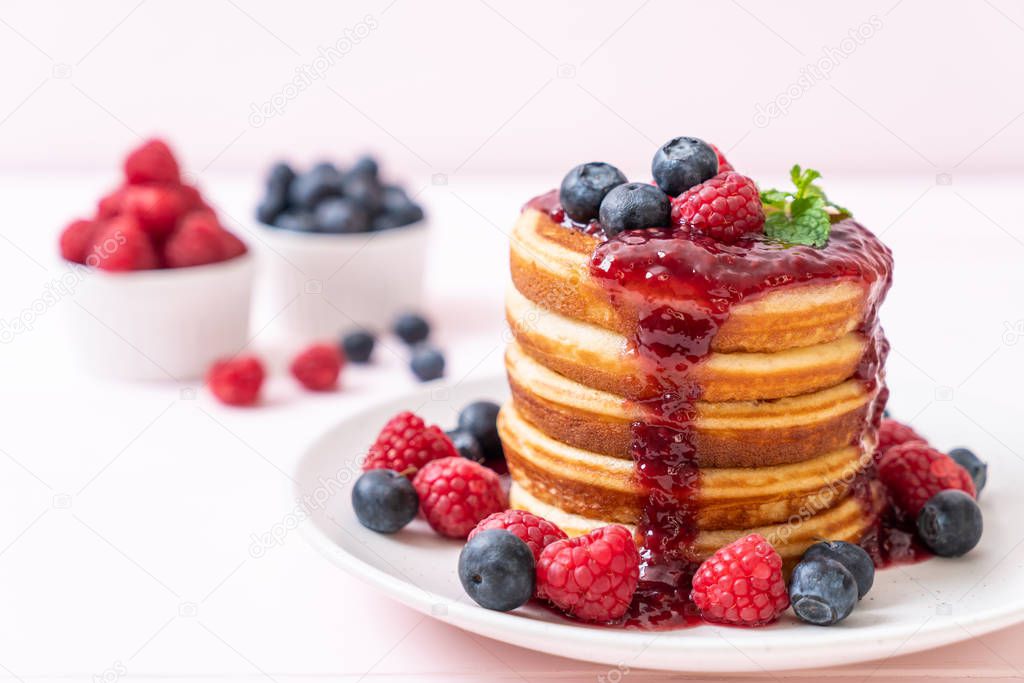 souffle pancake with fresh raspberries and blueberries