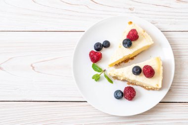 Ev yapımı cheesecake taze ahududu ve yaban mersini ile