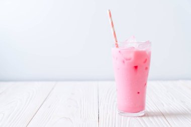 pembe çilek milkshake ahşap üzerine
