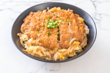 Kızarmış domuz pirzolası kasesi (Katsudon) - Japon yemek tarzı
