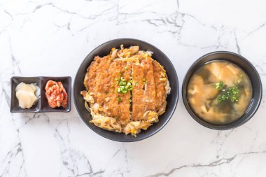 Kızarmış domuz pirzolası kasesi (Katsudon) - Japon yemek tarzı
