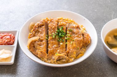 Kızarmış domuz pirzolası kasesi (Katsudon) - Japon yemek tarzı