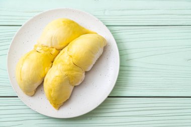 Ahşap zemin üzerinde taze Durian meyvesi