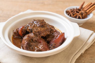 herb - Phuket Tayland geleneksel gıda tarzı ile domuz eti güveç