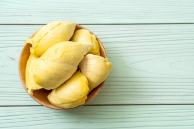 Ahşap zemin üzerinde taze Durian meyvesi
