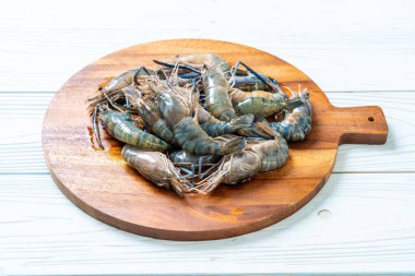 kesme tahtası üzerinde taze mavi karides