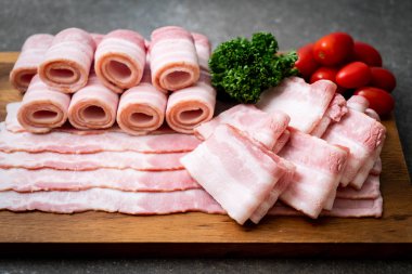 Ahşap tahta üzerinde çiğ domuz pastırma dilimlenmiş