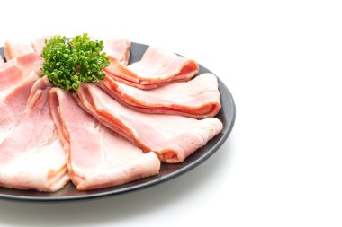 Dilimlenmiş domuz pastırması beyaz arka planda izole edilmiş.