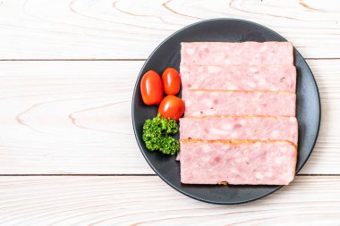 dilimlenmiş taze çiğ pastırma Barbekü