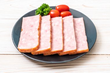 dilimlenmiş taze çiğ pastırma Barbekü