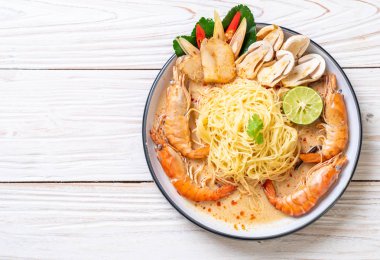 Baharatlı karides spagetti makarna (Tom Yum Goong) - İtalyan Füzyon gıda tarzı