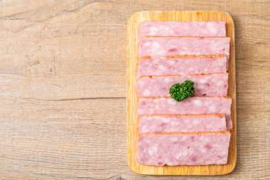 dilimlenmiş taze çiğ pastırma Barbekü