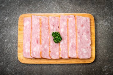 dilimlenmiş taze çiğ pastırma Barbekü