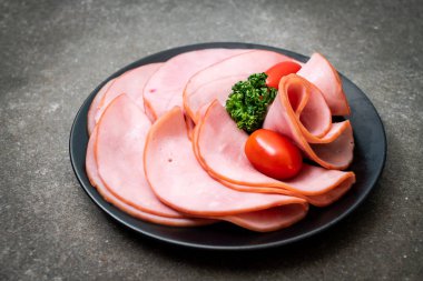 tabağa dilimlenmiş jambon füme