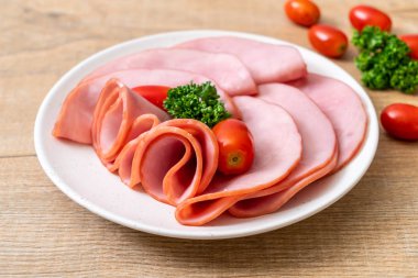 tabağa dilimlenmiş jambon füme