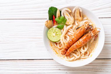 Baharatlı karides udon ramen noodle (Tom Yum Goong) - Japon füzyon gıda tarzı