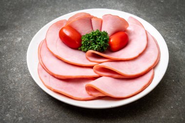 tabağa dilimlenmiş jambon füme